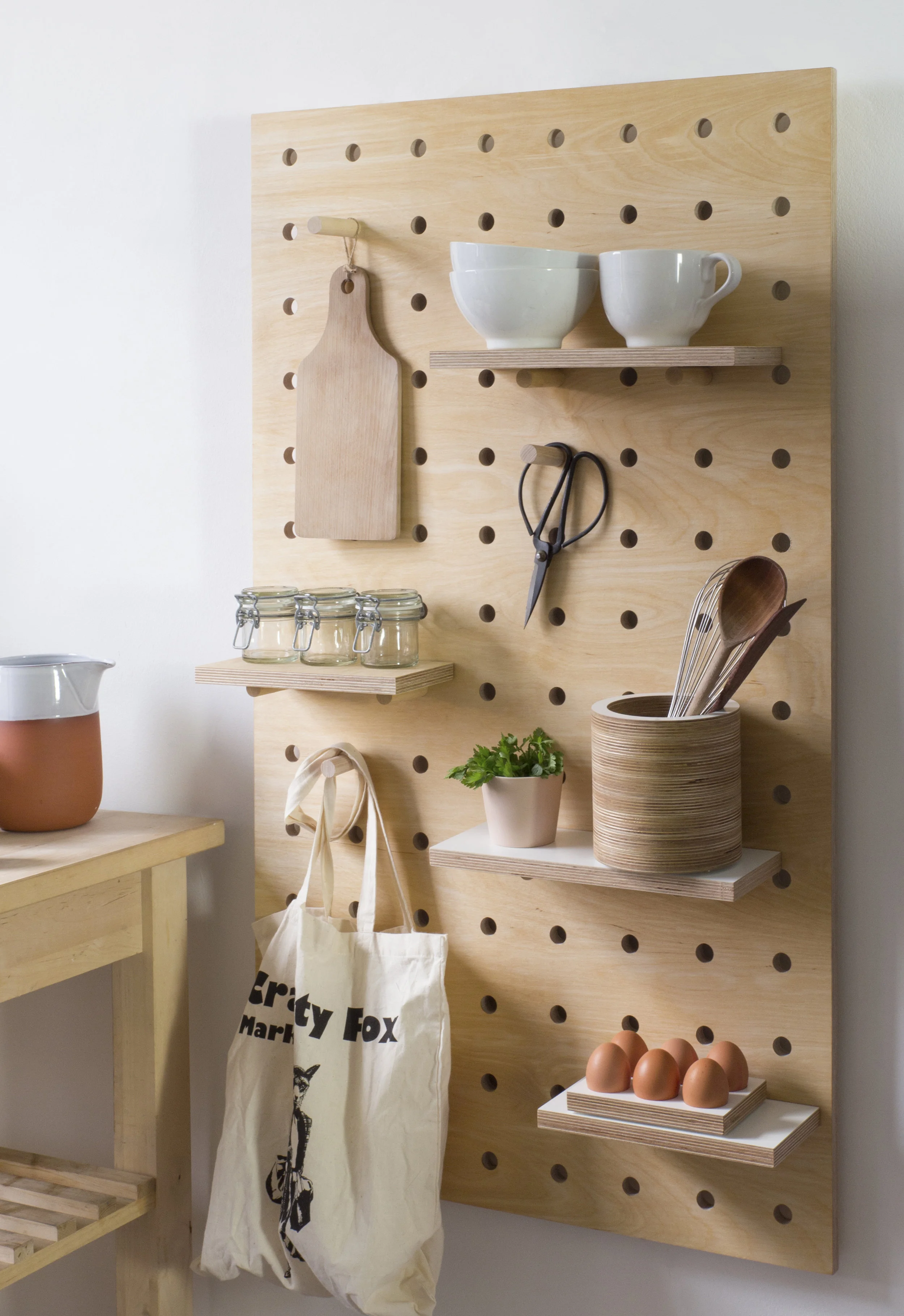 Kreisdesign_peg board_natural_kitchen_5_side view_3.jpg