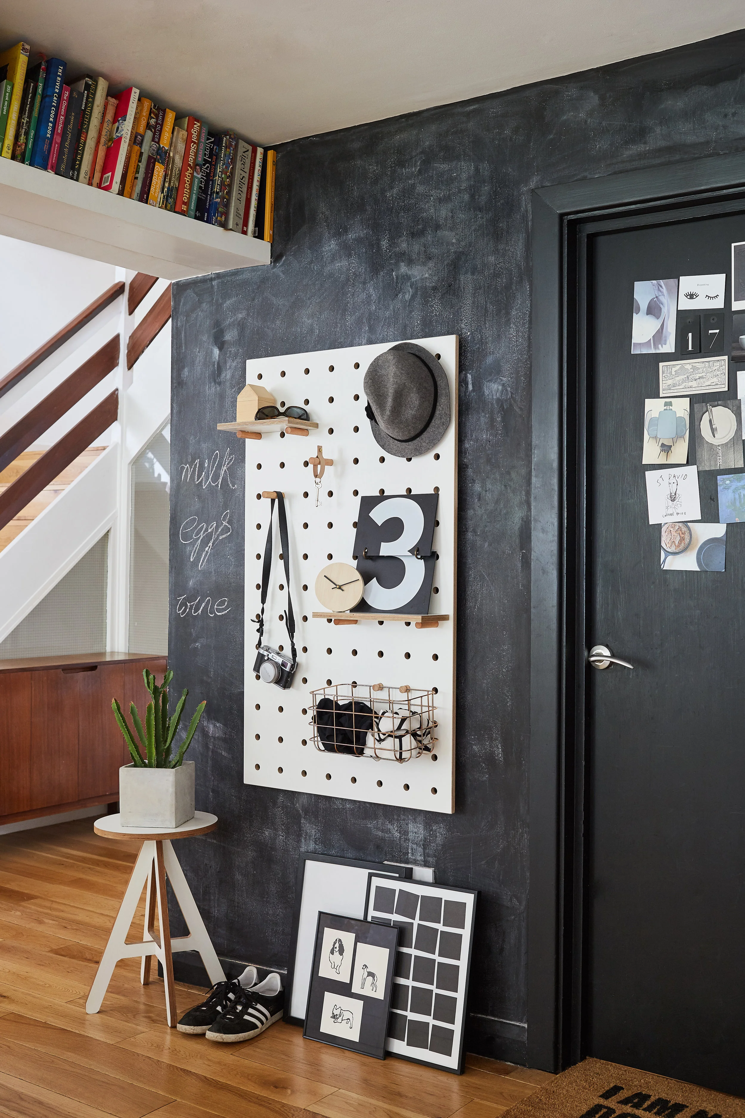 Kreisdesign_whitePegboard-blackboard_1.jpg