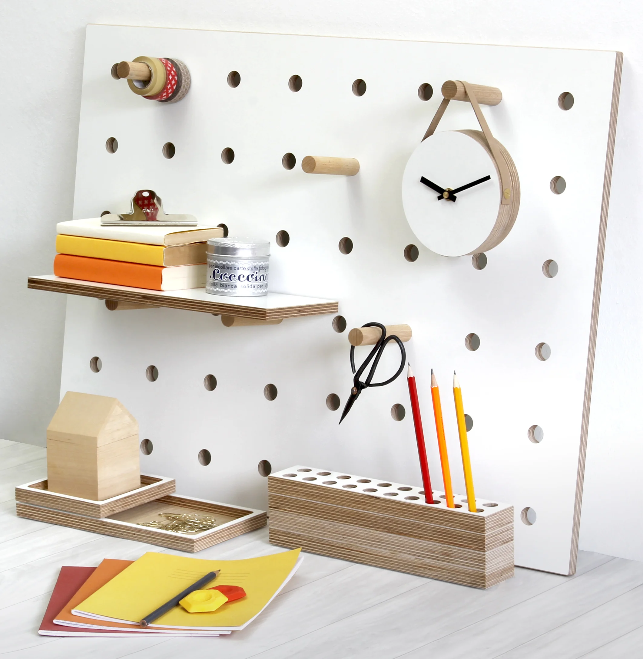 Kreisdesign_pegboard_little_white_leaning_V4.jpg