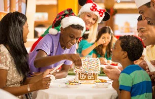 GINGERBREAD HOUSE MAKING | © DISNEY