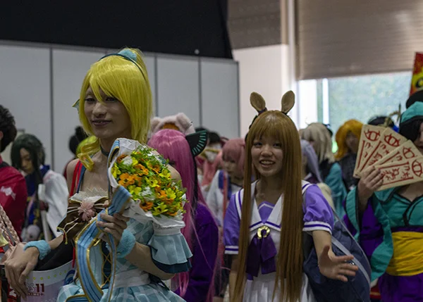 wave-at-cosplayers.jpg