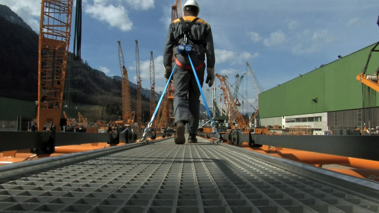 Liebherr_crawler cranes_Fall Protection 1.jpg