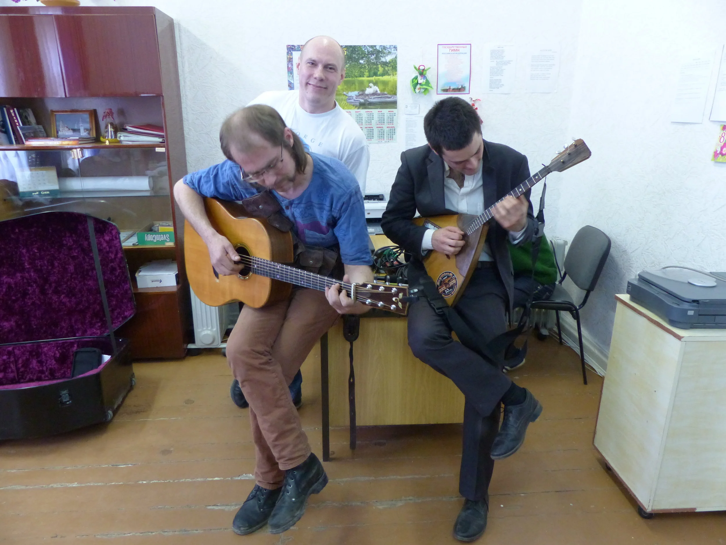 This was a great moment when two musicians swapped instruments. That’s our old guitar player Starr Moss!