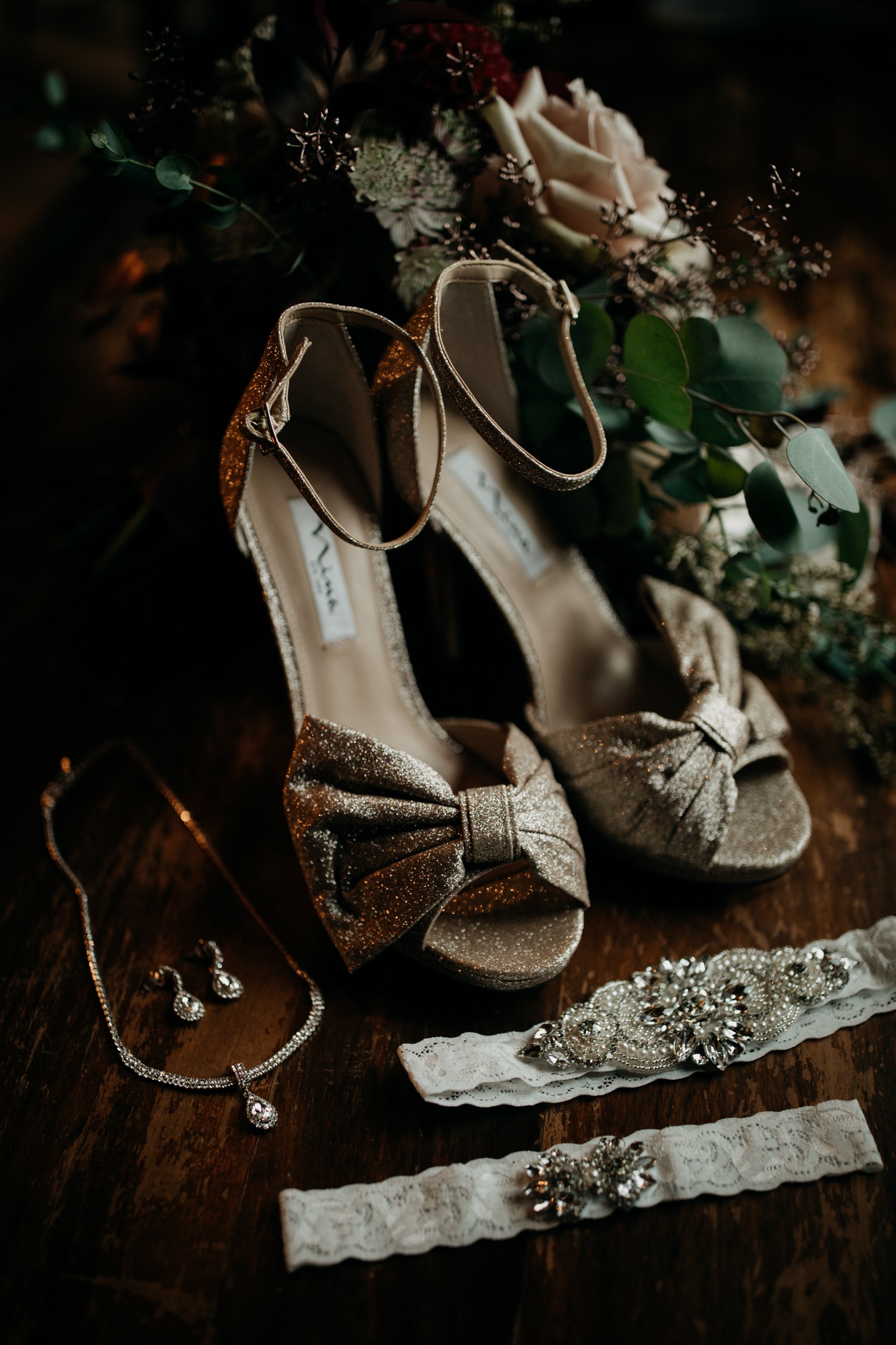 galena illinois wedding photographer photography oak hill farms detail shot shoes garter.jpg