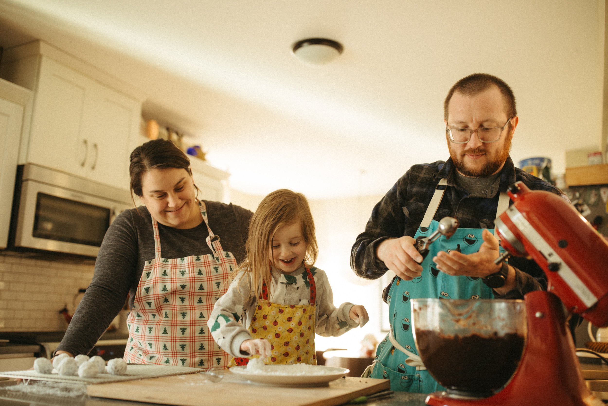 in home session northwest indiana nwi michigan city family documentary film lifestyle photographer baking Christmas cookies -6.jpg