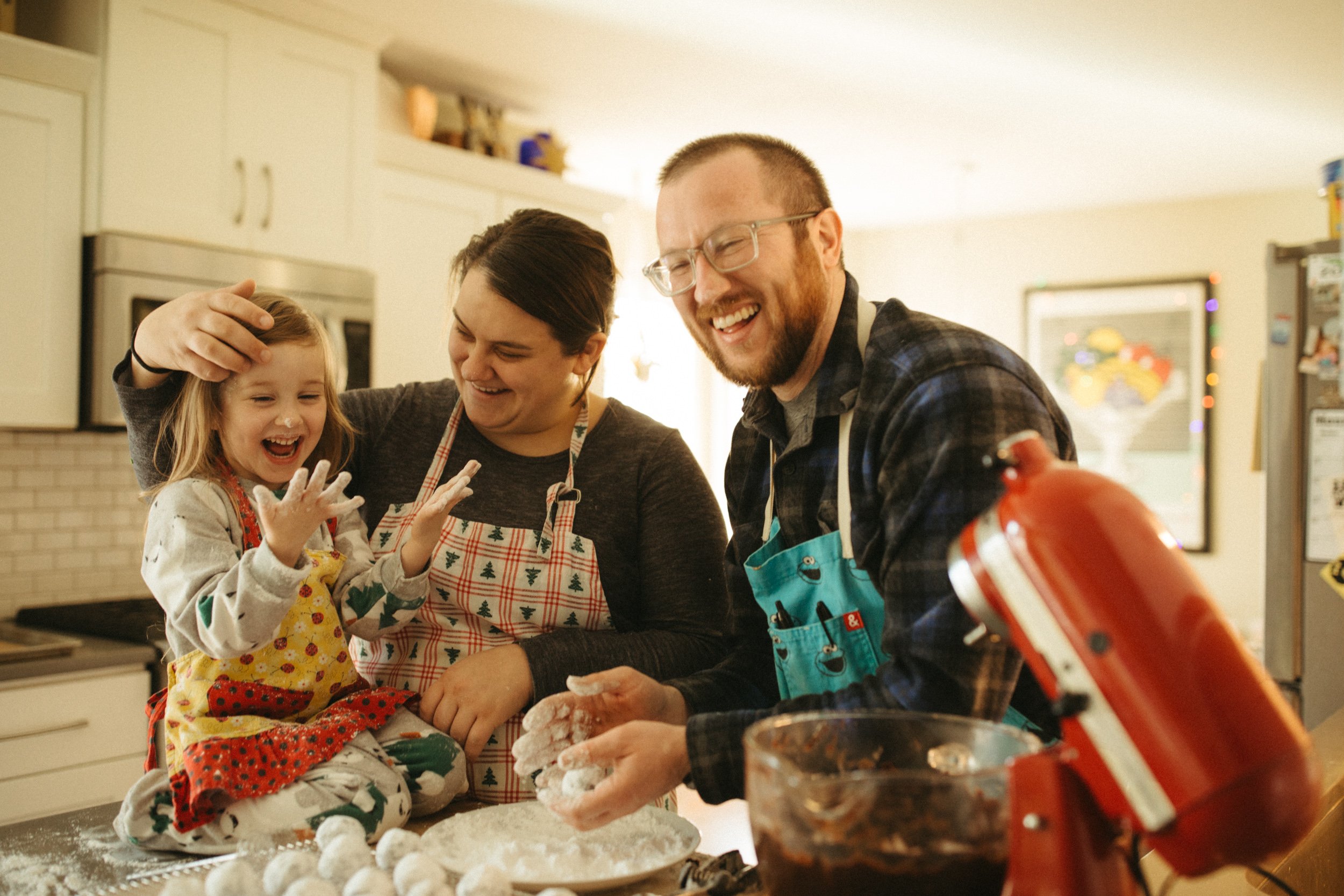in home session northwest indiana nwi michigan city family documentary film lifestyle photographer baking Christmas cookies -7.jpg