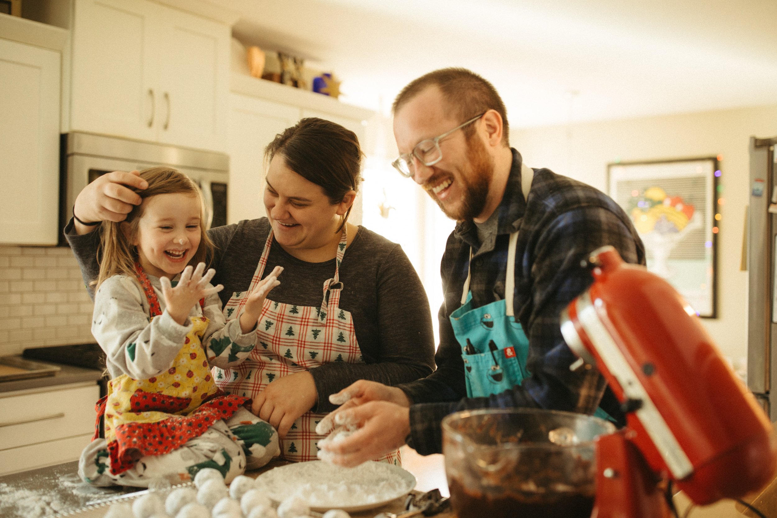 in home session northwest indiana nwi michigan city family documentary film lifestyle photographer baking Christmas cookies -8.jpg