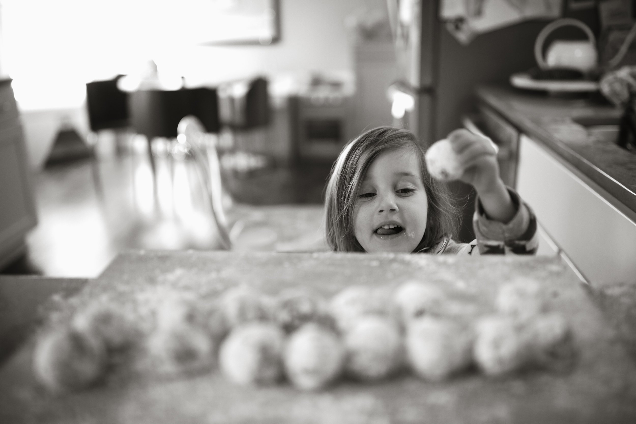 in home session northwest indiana nwi michigan city family documentary film lifestyle photographer baking Christmas cookies -15.jpg
