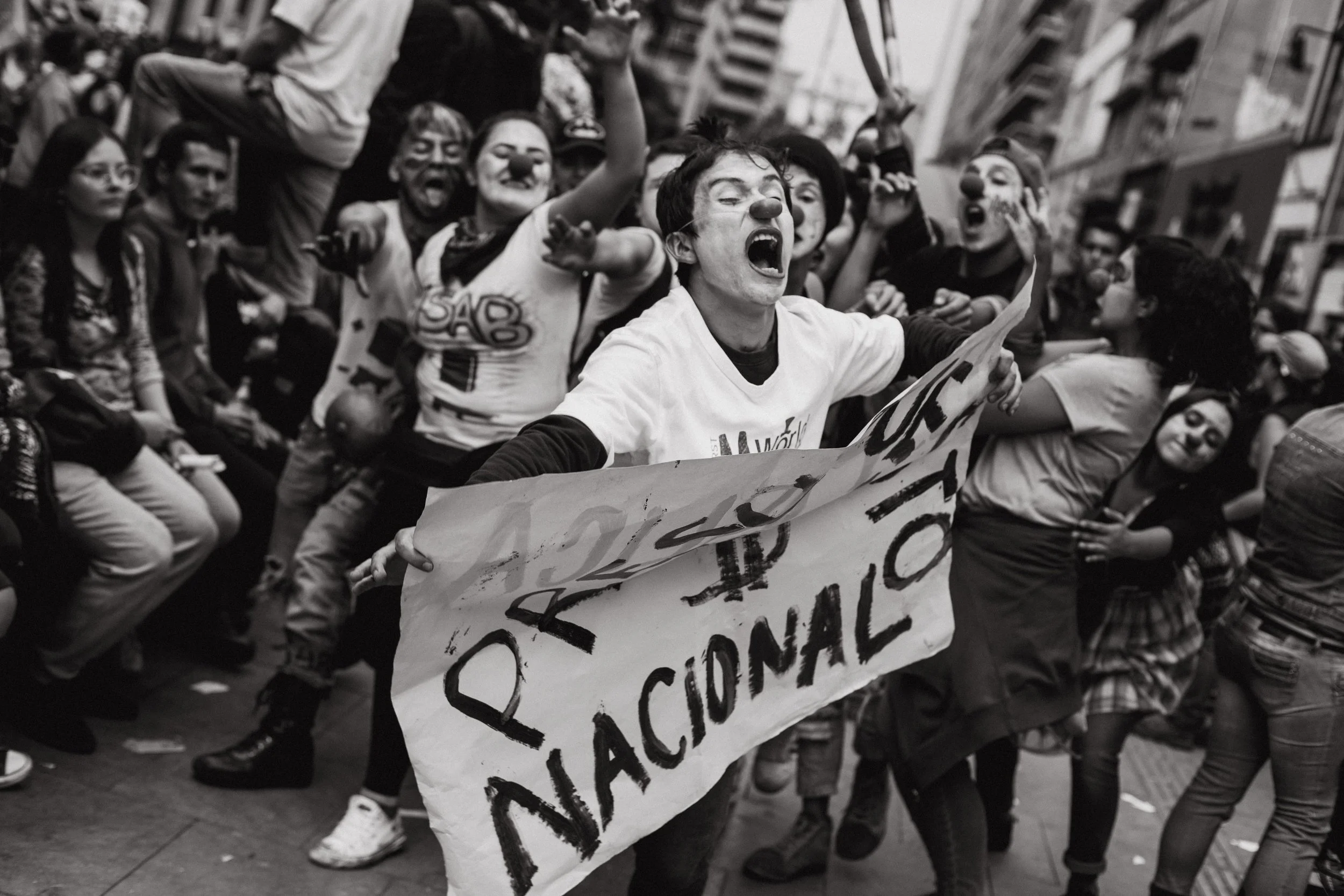 Colectivos de músicos y artistas inundaron la marcha con bellísimas expresiones y mensajes contundentes hacia el gobierno. Con la música retumbaban las calles del centro de la ciudad y con la energía de las danzas encaminaban a los ciudadanos hacia la plaza de Bolivar, donde se concentró al final toda la población participante.