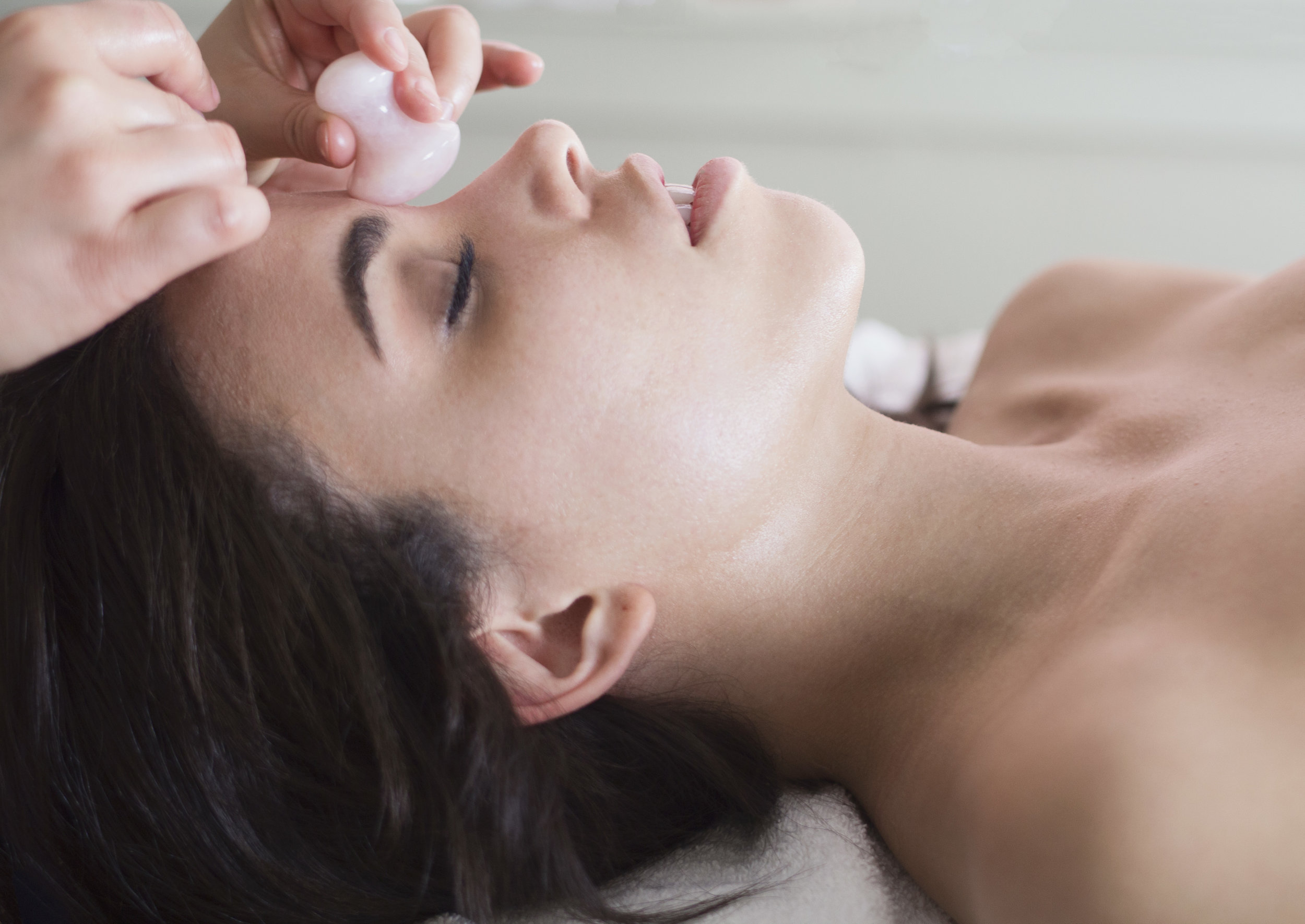 A forehead rose quartz knob massage