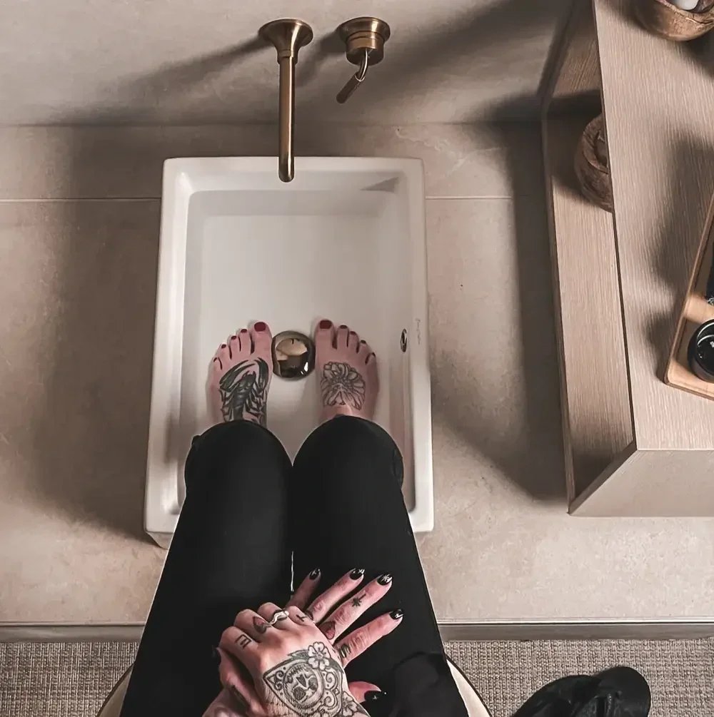 Denver and Greenwood Village Spa complimentary foot soak and lemongrass and ginger tea prior to custom package for 15% off of three or more services her person