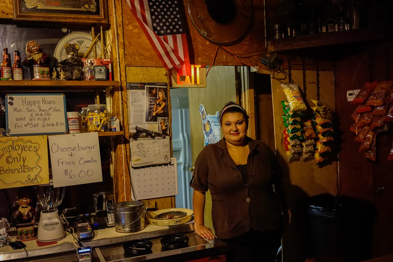 Bar_Waitress.jpg