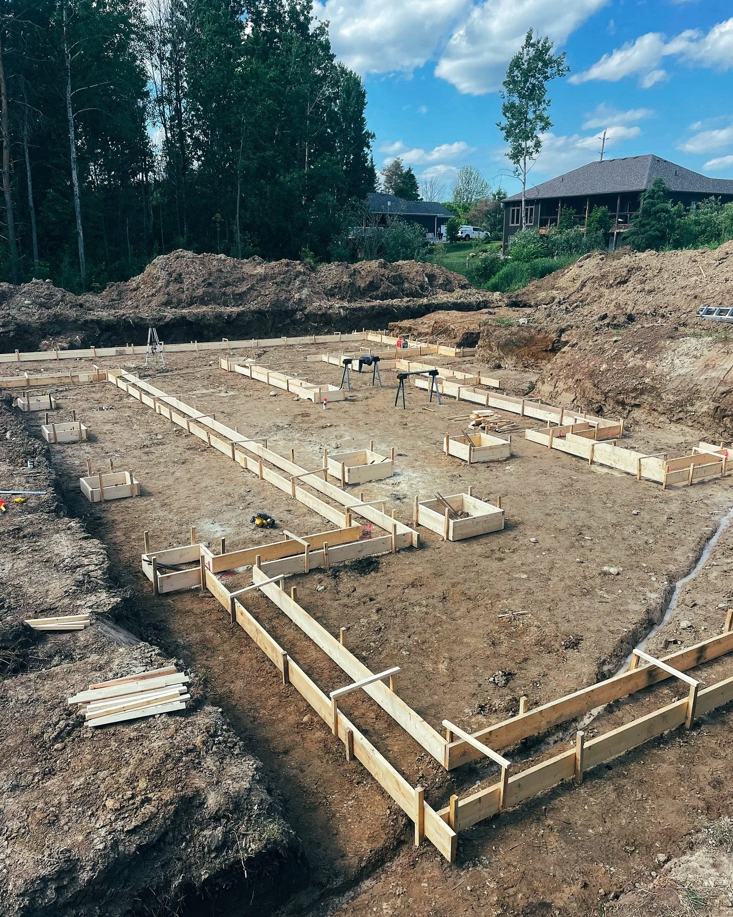 It&rsquo;s been a busy week and half on site with no shortage of weather challenges but the crew keeps taking care of business!
Footings framed, inspected and poured. Weepers, gravel and ICF @nudura.icfs foundation walls installed ready for concrete!