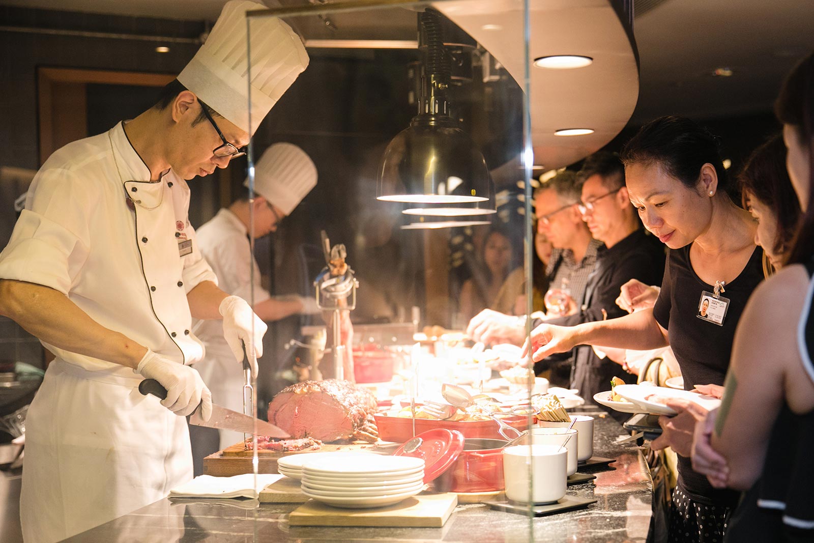 Guests savouring the live cooking station at Plaza Premium First Hong Kong and all-you-can-enjoy semi-buffet counter during the party