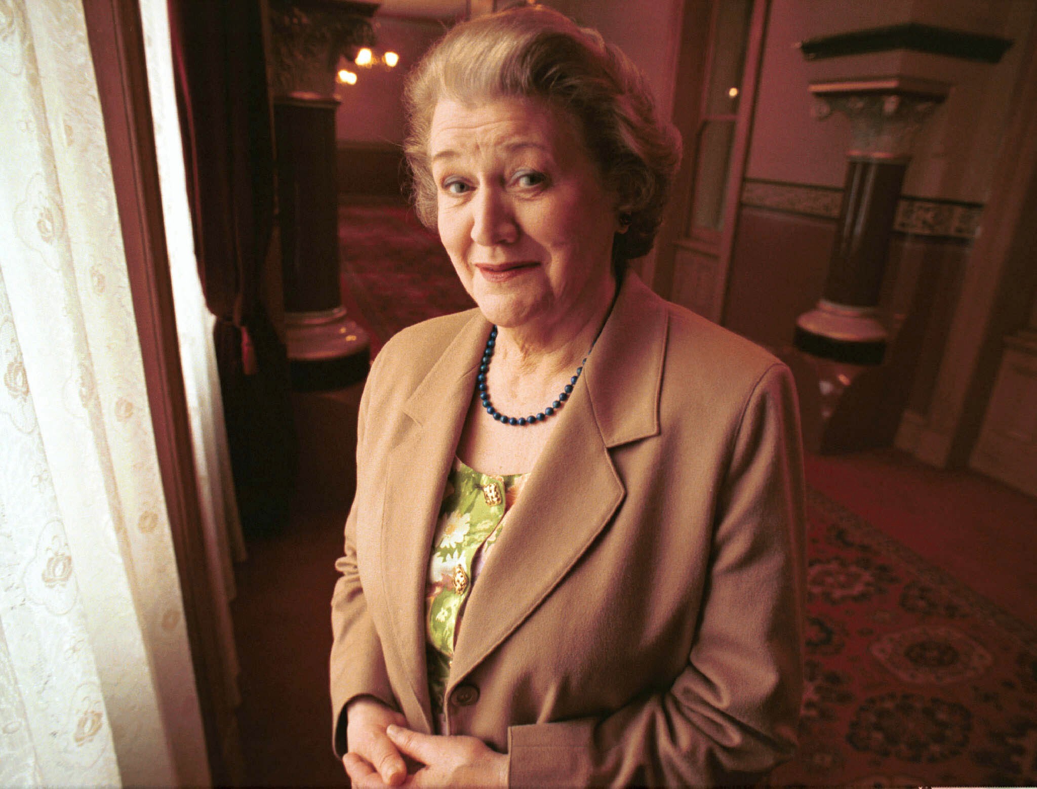 CHP_Export_64498142_09-08-2000 Actor Patricia Routledge in Australia to play Lady Bracknell inth.jpg