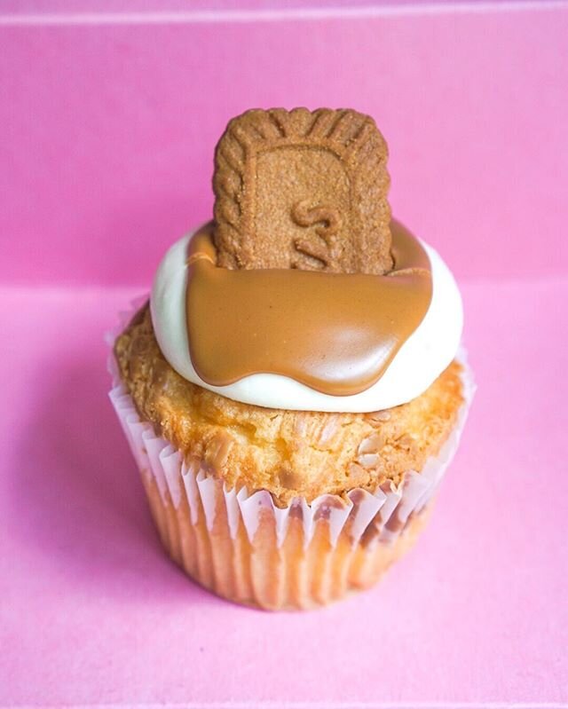 Raise your hand if you need a cupcake after this week. This Cookie Butter cupcake from @camicakescupcakes is calling your name! Between the cookie butter baked into the classic yellow cake and on top of the cream cheese frosting - every bit is cookie