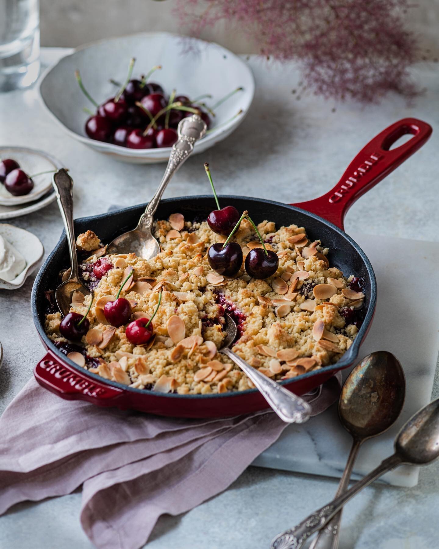 Spiced cherry skillet crumble. 

A perfect Xmas dessert and also a little something I created for some work I&rsquo;ve been doing with @crumble.
Very much oven to table - red wine spiced cherries create some festive mulled wine flavours covered in pl