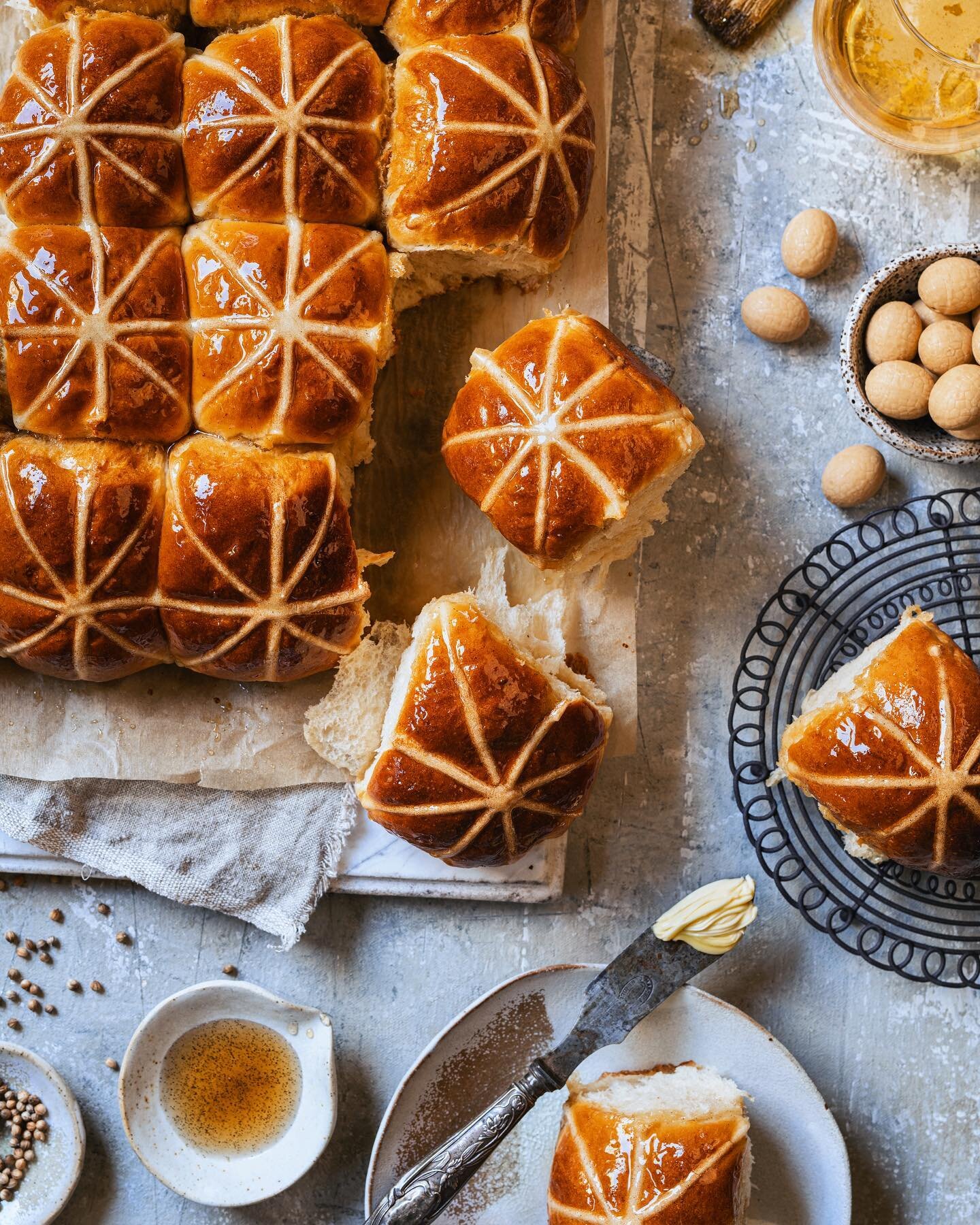 Star crossed buns. 
Or are they double crossed or criss crossed.
Yeast beer, butter, vanilla and delicately spiced with nutmeg and coriander.  I&rsquo;ve glazed these with vanilla bean and maple syrup. It&rsquo;s something like butter beer in a bun.
