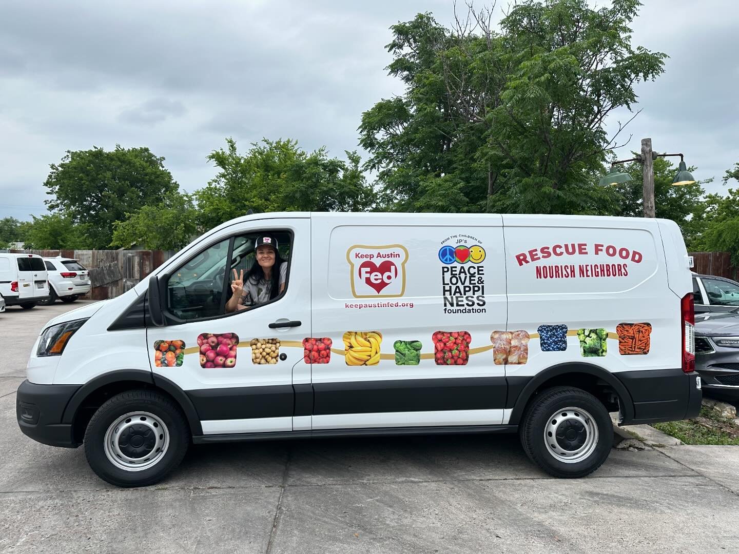 Beep beep 🥬🥦🌽🥕! @keepaustinfed reduces hunger &amp; helps the environment by connecting surplus food with our neighbors in need. They do this by utilizing a network of volunteers, cold storage, and relationships with grocery stores, caterers and 