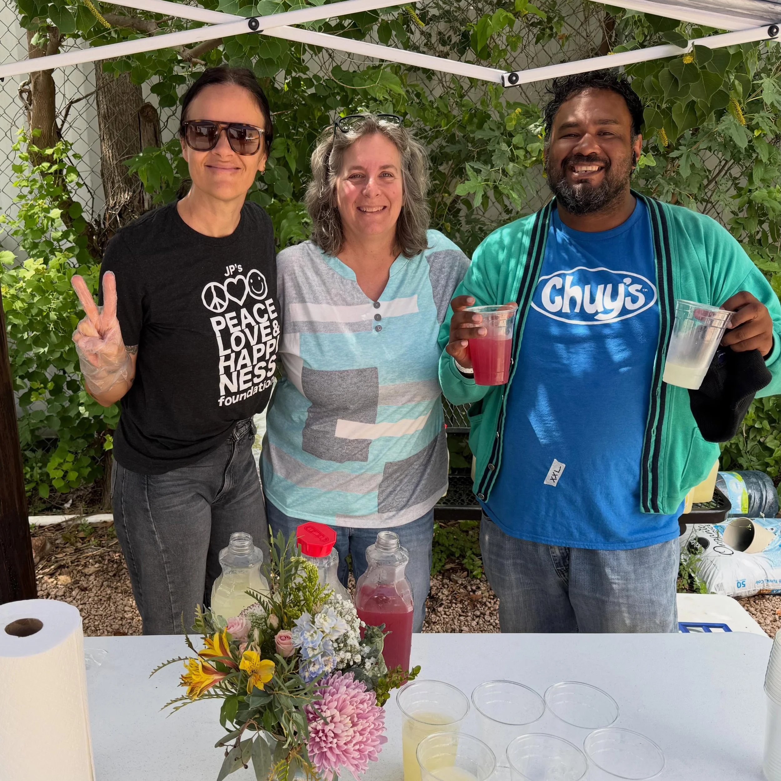 ☀️☀️ As summer heats up, there are so many opportunities to volunteer! 

🍋🍋Today, we hosted a lemonade stand for @thecharliecenter clients. 🍒🍒 They could always use more volunteers to help folks stay cool 🧊🧊 during these hot months. This is a p