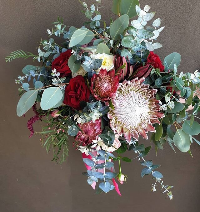 Flashback to Rochelle's wedding - one of the last weddings we did just before the lockdown. I see that a some beautiful natives are in season at the moment too...! .
.
.
.
.
.
.
.
#bridalbouquet #weddingbouquet #weddingbouquets #bridalbouquets #bride