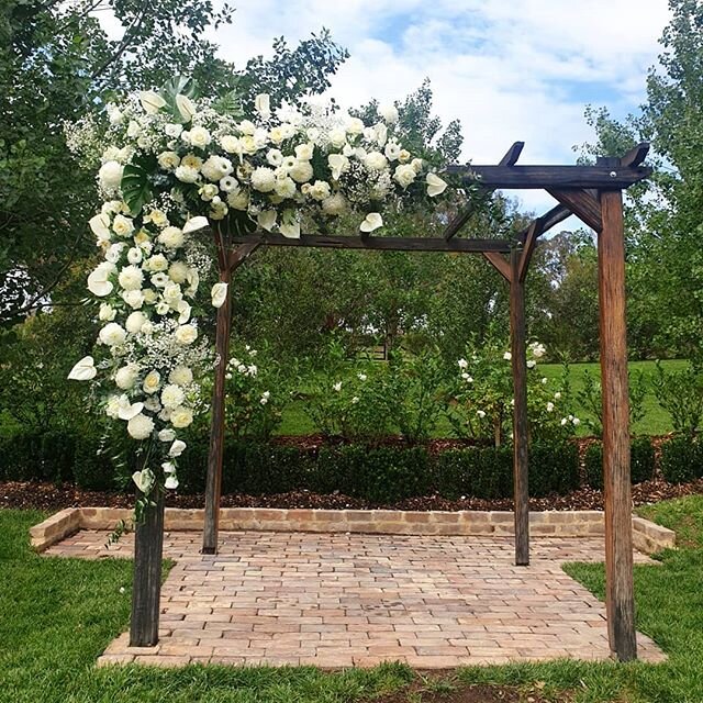I always feel like I'm the luckiest florist everytime I come to this venue, decorating this arbour and receiving love and kisses from the wonderful Melinda from the @theoldcoachstables . Can't wait to be back there again! 😊💓
⠀⠀⠀⠀⠀⠀⠀⠀⠀
This arbor is
