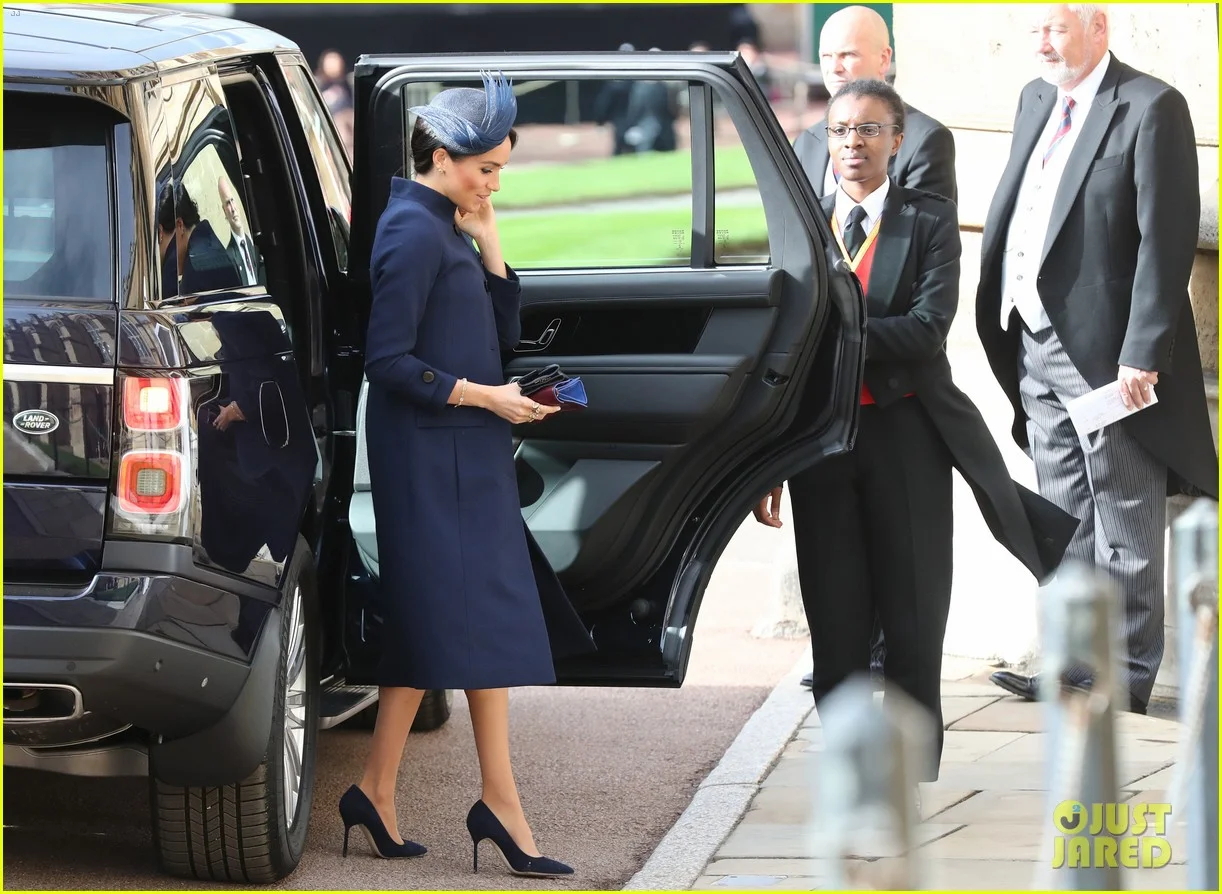 HER DRESS WAS BLUE! IT WAS THERE ALL ALONG! IT’S TIME AND RELATIVE DIMENSIONS IN UTERO, aka TARBIU!