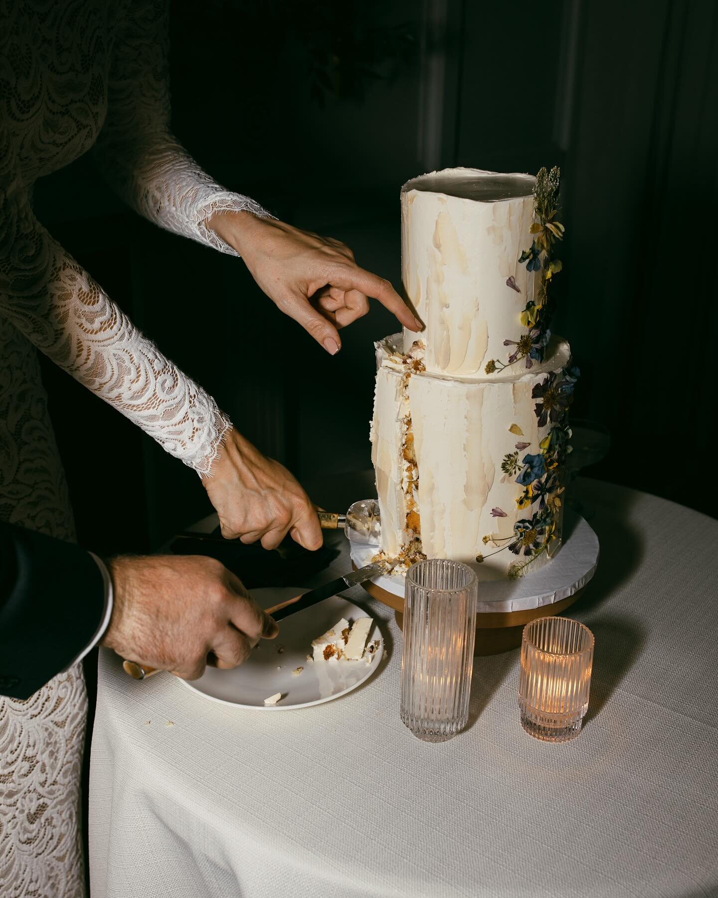 announced or unannounced cake cuttings&mdash;I&rsquo;ve seen more of the latter lately. I need to know the real verdict, are you team unannounced? 

#cakedesign #cakecutting #wedding #dcwedding #thelinehotel