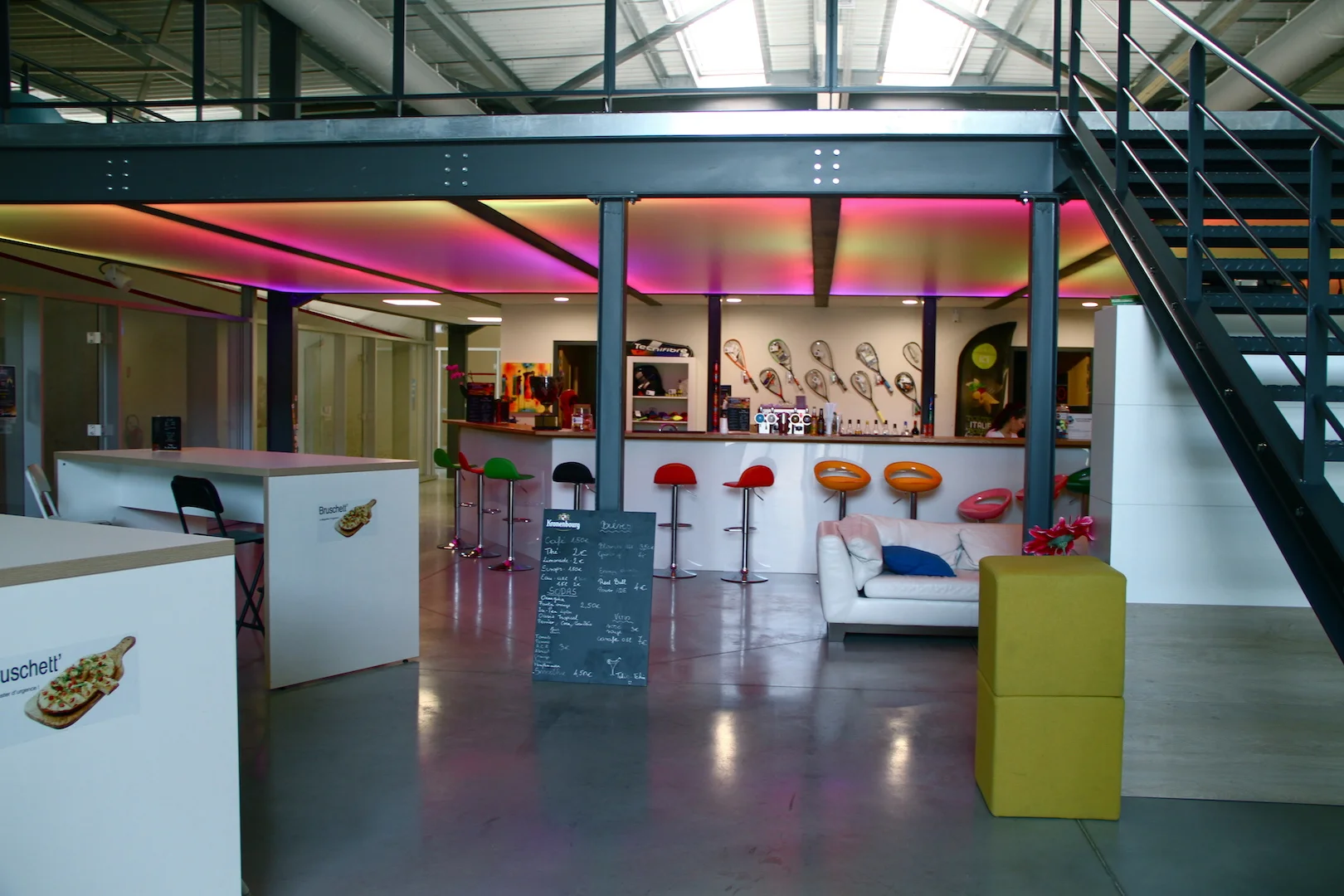 Plafond tendu rétroéclairé par LEDs rvb