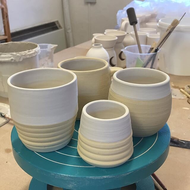 Glazing combos of speckled yellow and white (clear glaze to show off the colour of the clay). This is all I have managed in 1 1/2 hours.....and I think that I am starting to melt. 🌞😊