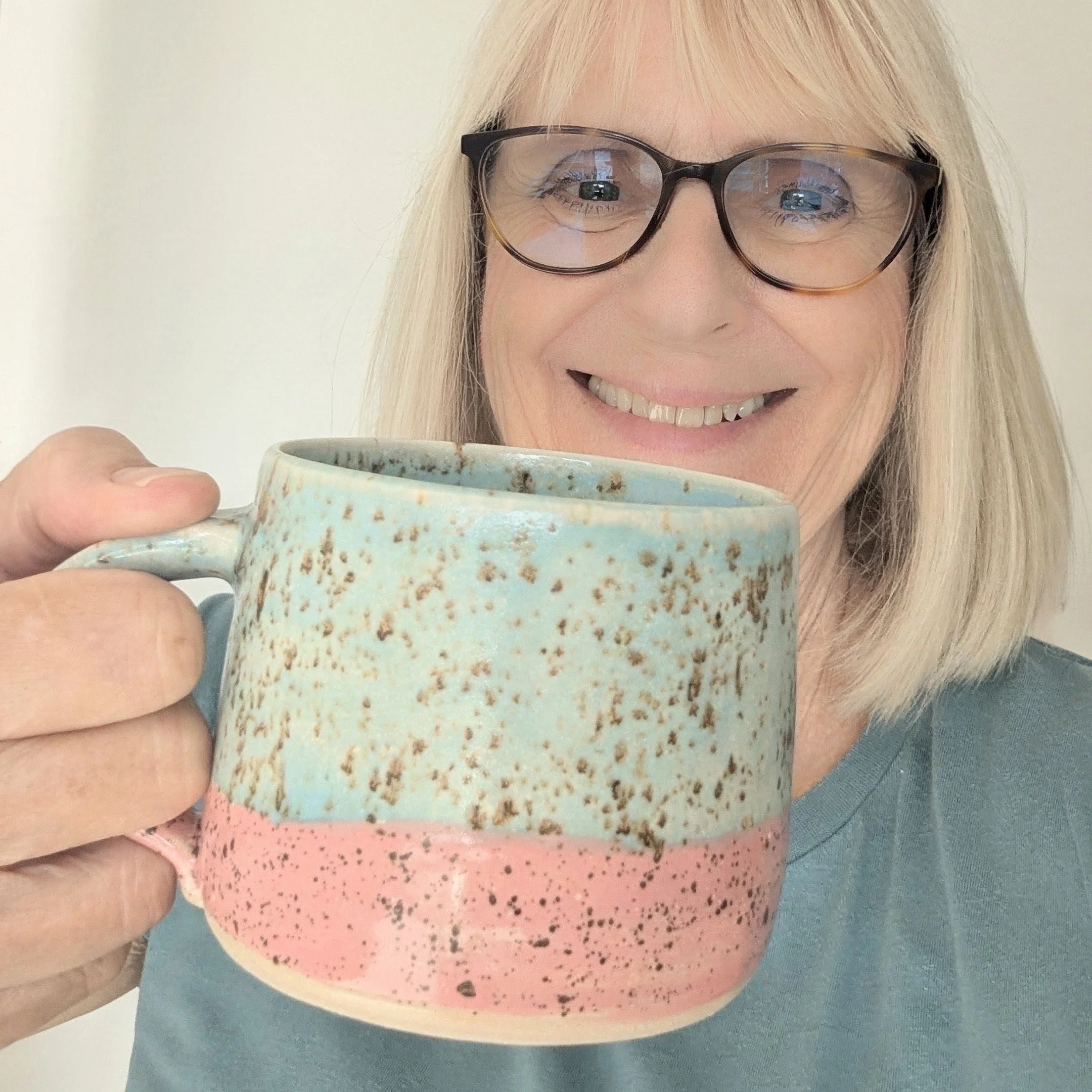Happy Mug in turquoise and pink