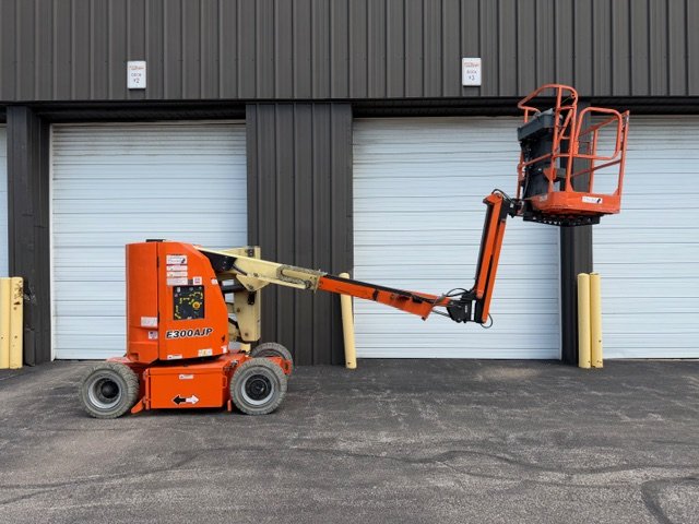 JLG E300AJP (3).jpeg