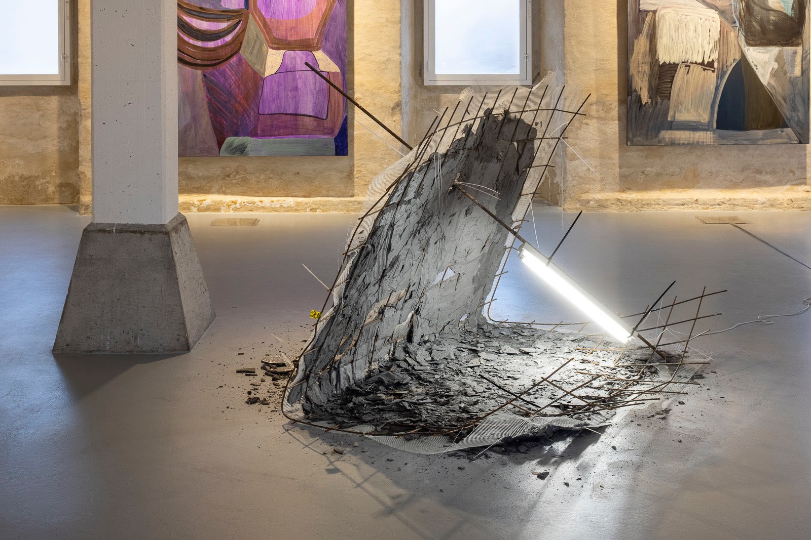  Jóhan Martin Christiansen (Denmark, born 1987),  Flip Flop , 2020 (installation detail), plaster, pigment, reinforcement mesh, fiberglass mesh, plastic strips, textile, fluorescent lamp, and spray paint, 29 1/2 x 59 x 59 inches. Courtesy of the art