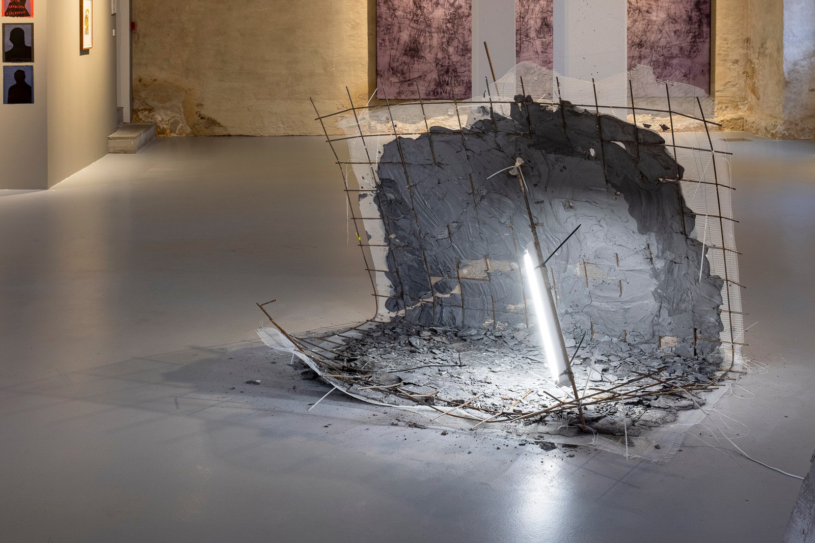  Jóhan Martin Christiansen (Denmark, born 1987),  Flip Flop , 2020 (installation detail), plaster, pigment, reinforcement mesh, fiberglass mesh, plastic strips, textile, fluorescent lamp, and spray paint, 29 1/2 x 59 x 59 inches. Courtesy of the art