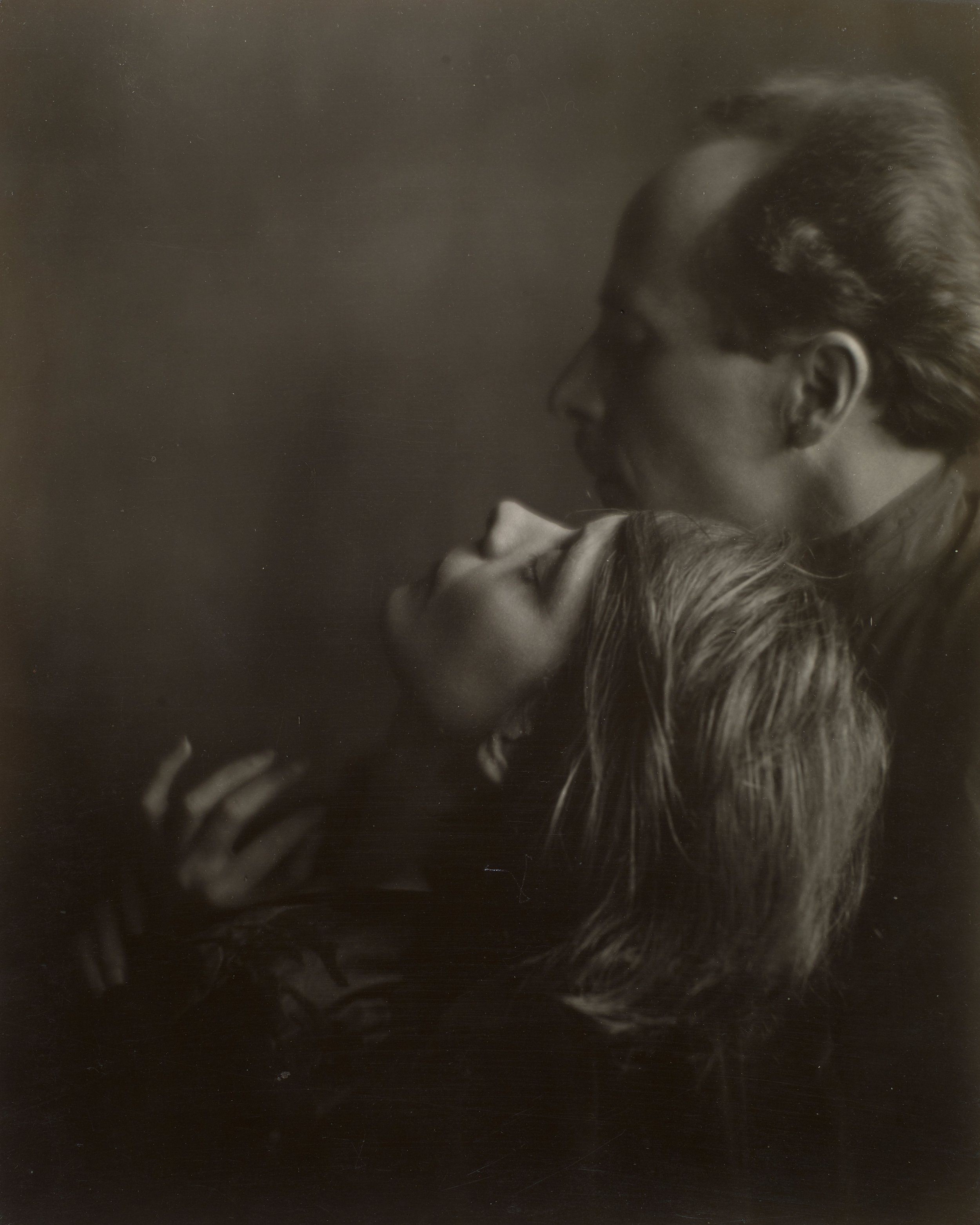  Imogen Cunningham (United States, 1883–1976),  Edward Weston and Margrethe Mather , 1922, gelatin silver print, 9 1/4 x 7 3/8 inches. Promised Gift from the Judy Glickman Lauder Collection, 5.2021. Image courtesy Luc Demers. © 2022 Imogen Cunningham