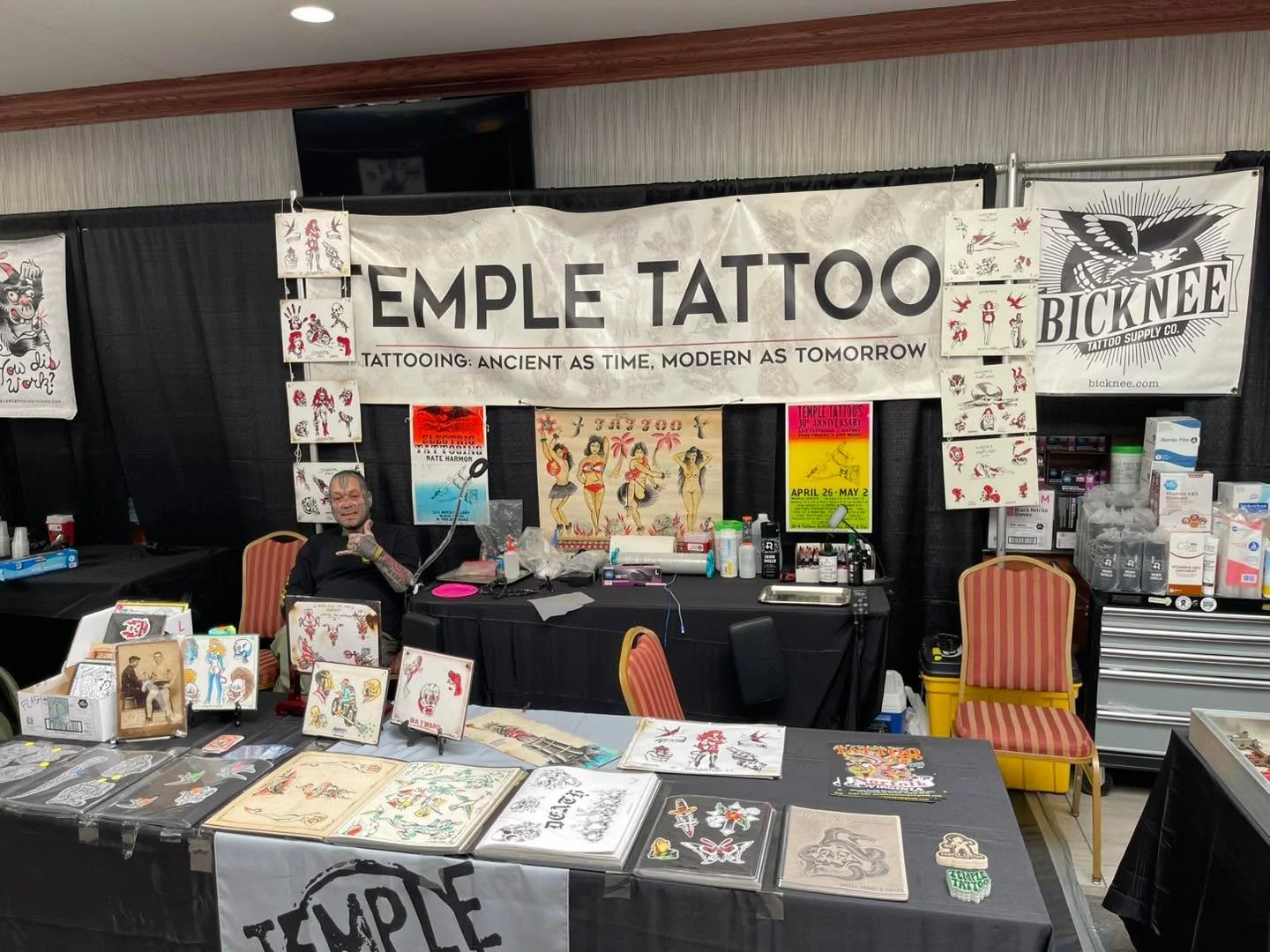 Bruce and n8harmon are all set and going at the Electric City Tattoo Convention. 

#scranton_tatcon #electriccitytattooconvention  #conventionweekend