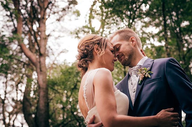 Been a little over a year now since Elisabeth and Sindre tied the knot, so happy anniversary to them! 
Have so many shots from this wedding that I had a tough time picking just one for this post.
Maybe a new blog is in order...
.
.
.
#mannogkone #kj&