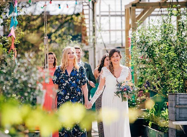 Mother and daughter aisle walk in a Norwegian greenhouse ceremony?! Gorgeous. ❤️
.
.
.
.
#bryllupsfotograf #rogalandfotograf #drivhusbryllup #drivhus #alchemilla #rennes&oslash;y #stavangerfotograf #norwegianweddingblog #dittbryllup⁠
