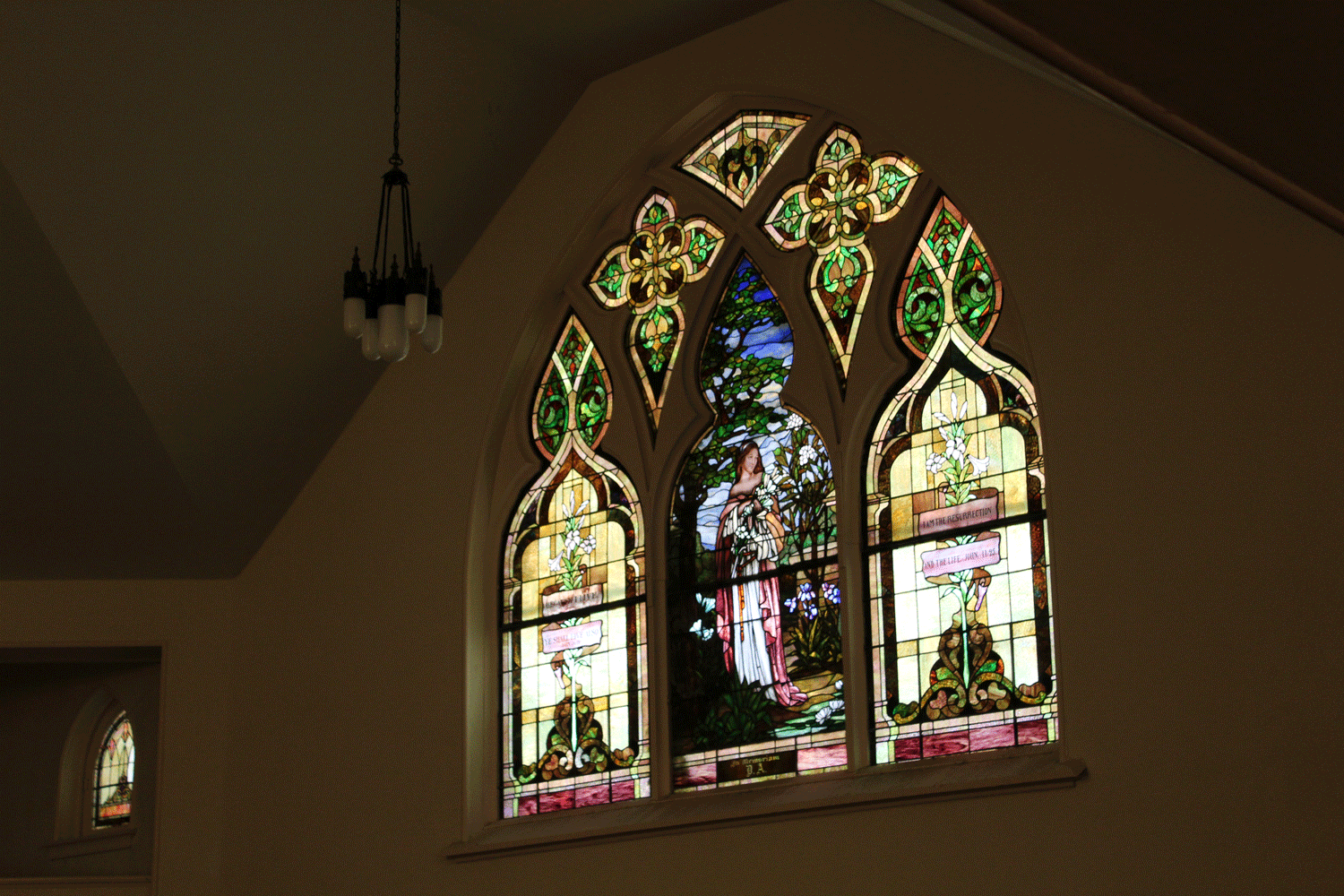 sanctuary-stained-glass-mary.gif