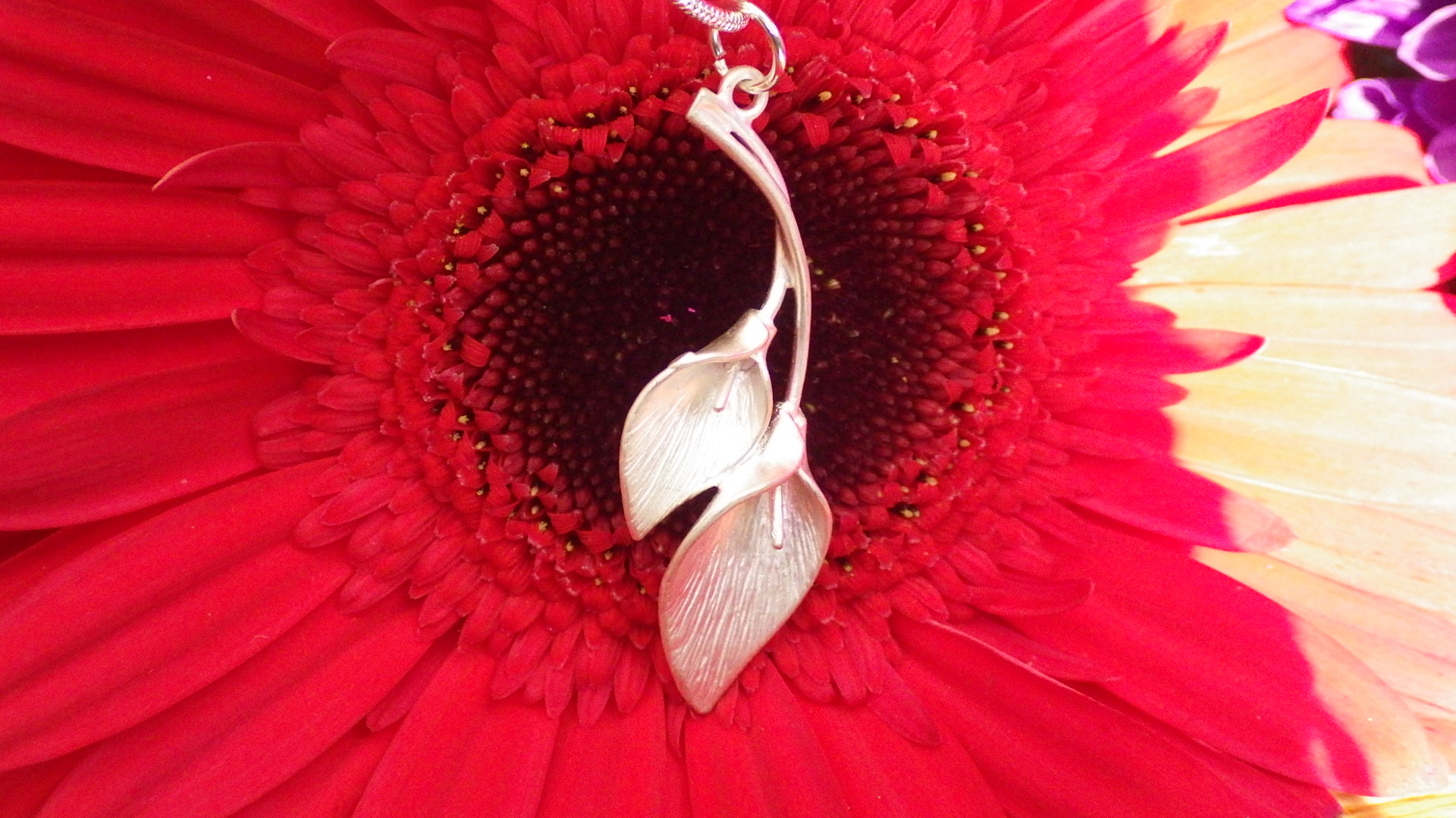  Silver calla lily pendant on silver chain  18”  $19.95 