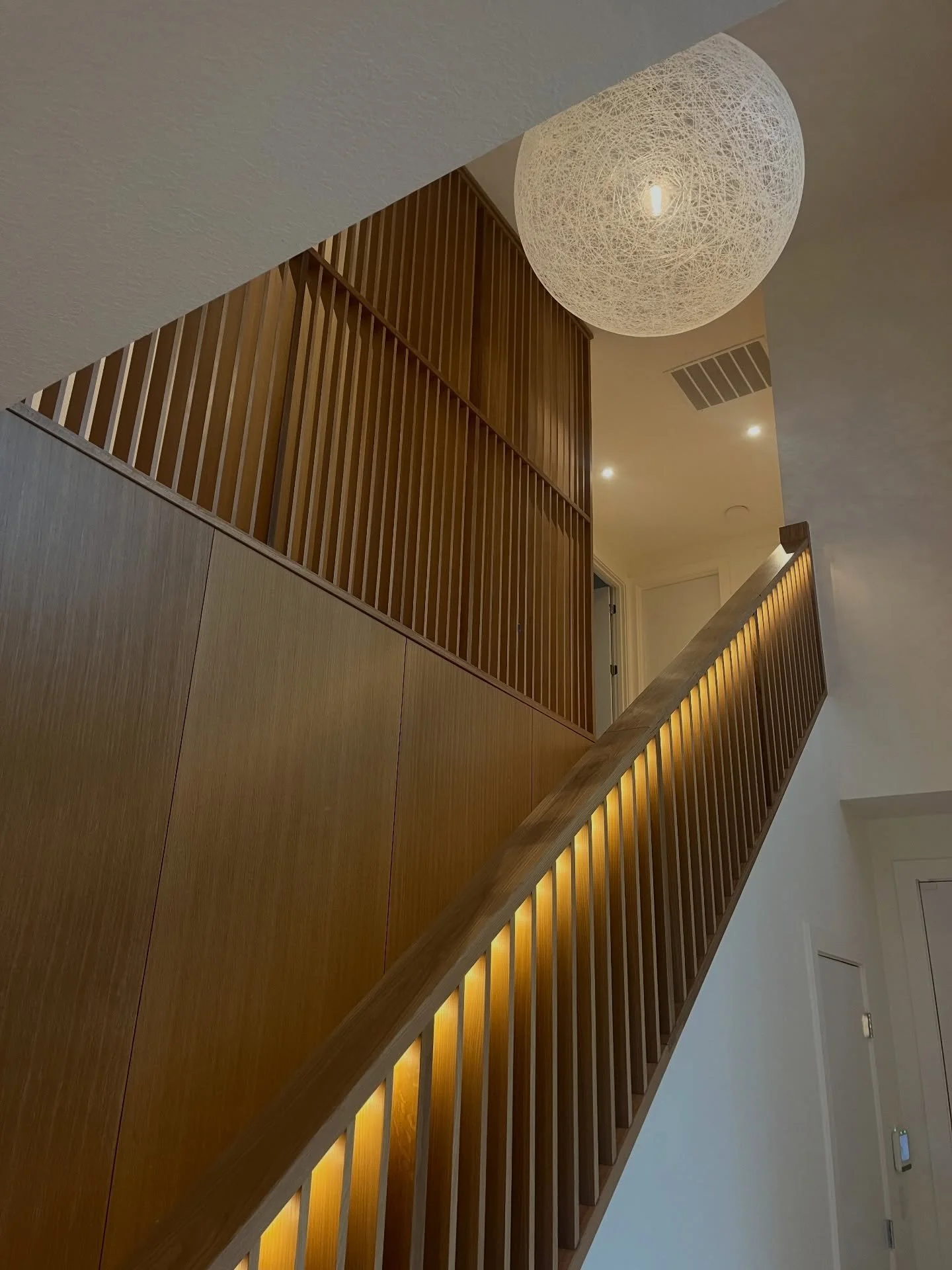 This staircase was transformed with refined oak slatted railings and seamless paneling, bringing warmth and architectural character to the space.

#customstaircase #oakstaircase #projecnwhillerlane