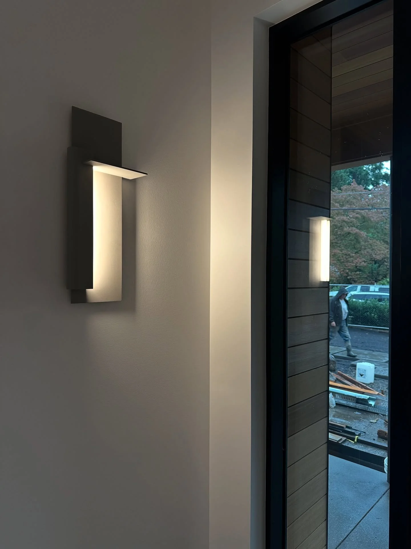 Loving this architectural wall sconce we picked up! 

#projectswhawthorneln 
#decorativelighting 
#wallsconce 
#karasawainteriorstudio