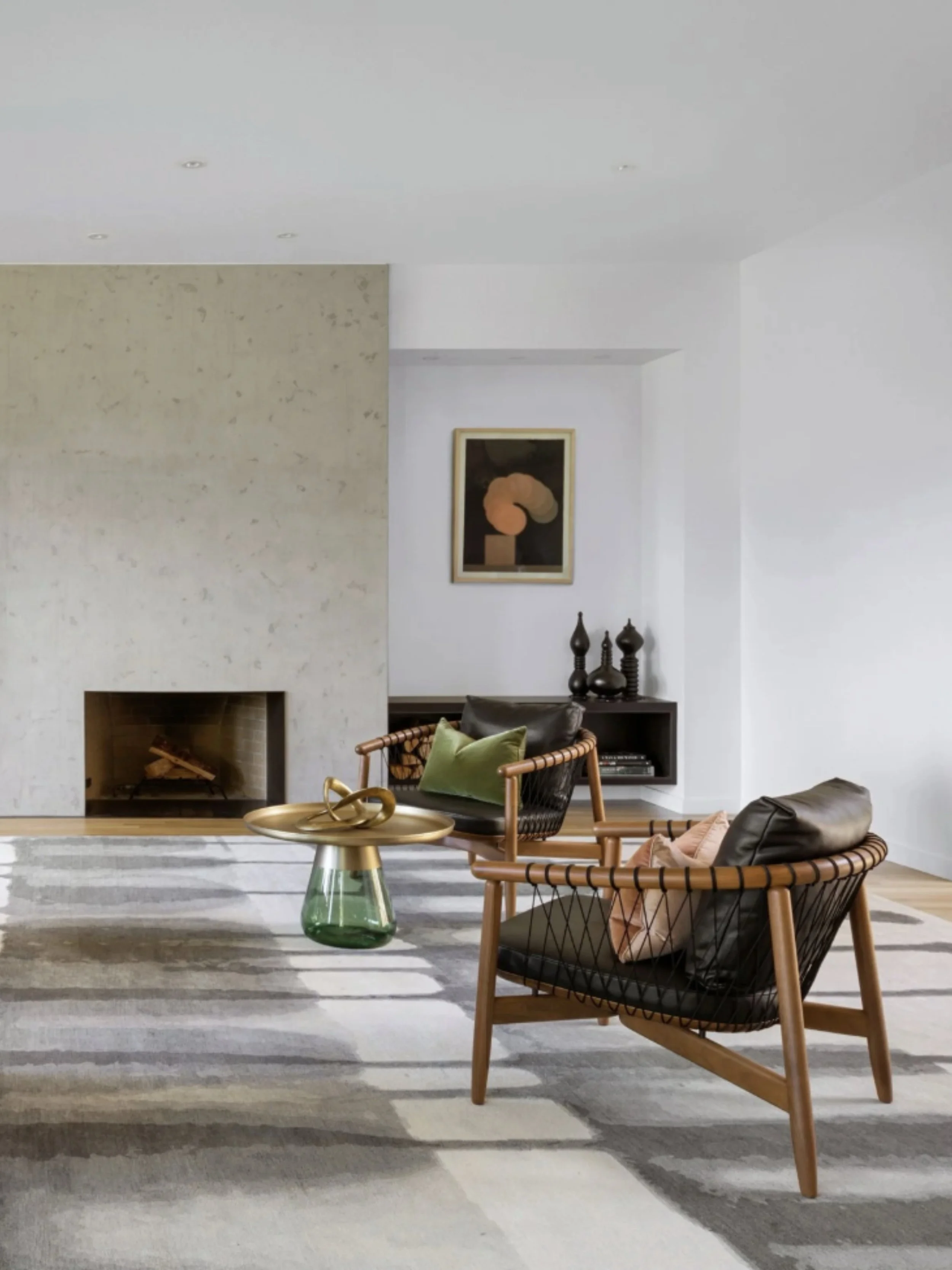 Our thoughtfully furnished homes are created by an extensive process of sourcing, refining, and balancing pieces that seamlessly bring function and personality together. 

Furnishing: Karasawa Interior Studio 
Architects: @gsw_architects 
Interiors: 