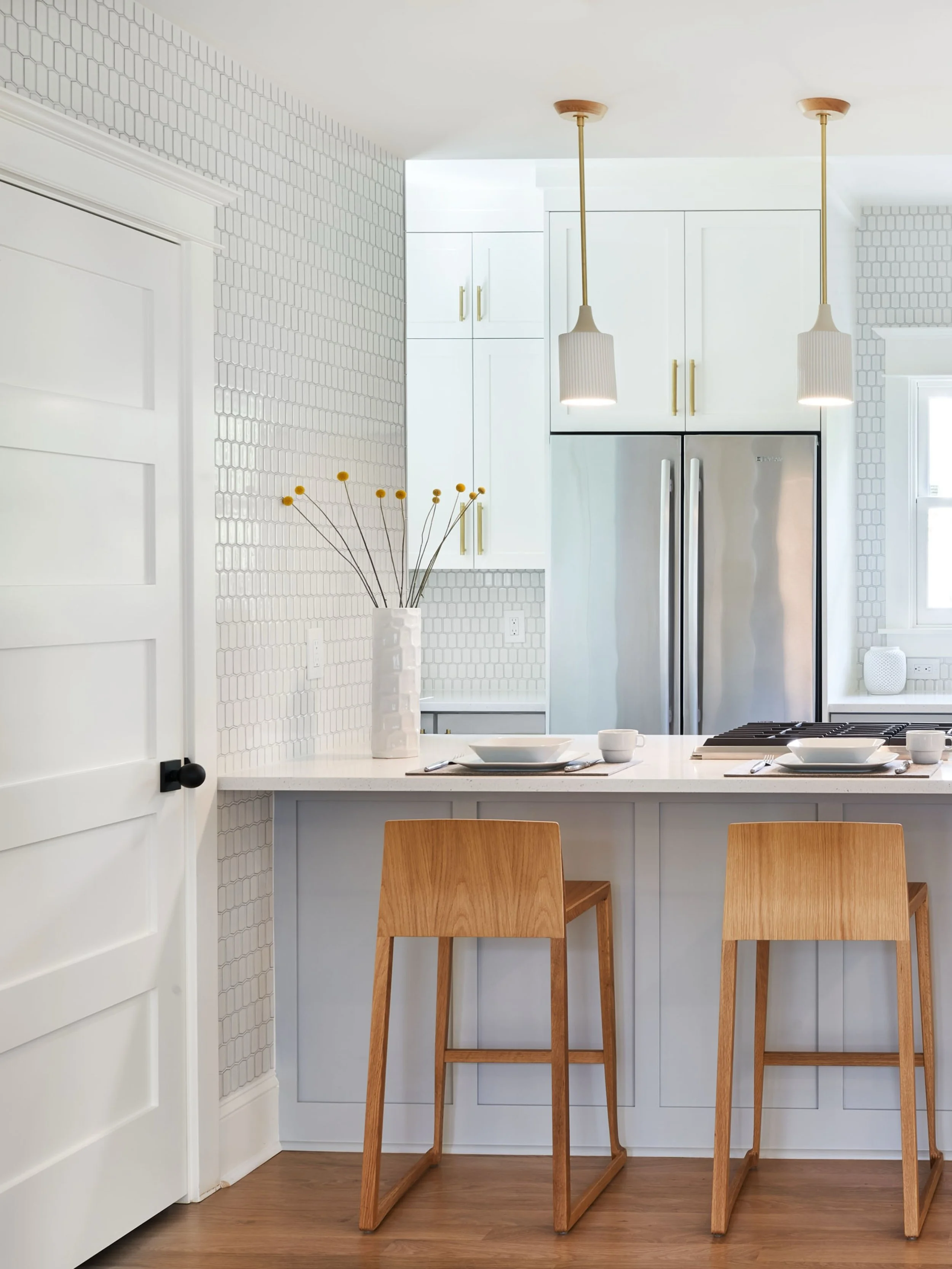 Remodeling doesn&rsquo;t entail erasing history with modern design, there are so many ways to maintain a homes character while still elevating the space. 

Interiors: Karasawa Interior Studio
Architect: @valarch_pdx 
Photography: @blackstoneedge