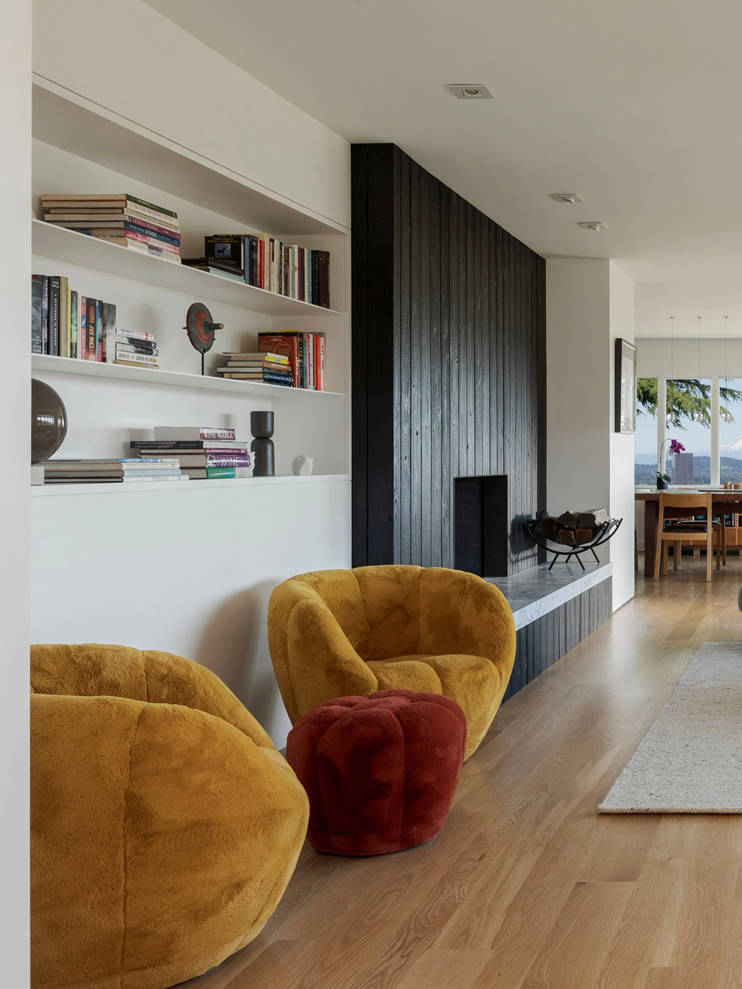Designed for gathering and taking in the views, we pride ourselves on attention to detail while always considering your preferred aesthetic. 

Interiors: Karasawa Interior Studio
Architect: @gsw_architects 
Build: @hamishmurrayconstructioninc 
Photog