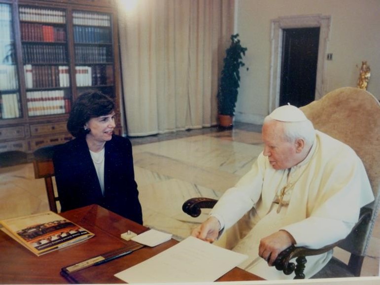  Catherine Bertini meeting with His Holiness Pope John Paul II (1997) 