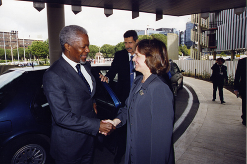  Greeting UN Secretary General Kofi Annan at WFP headquarters (2000) 