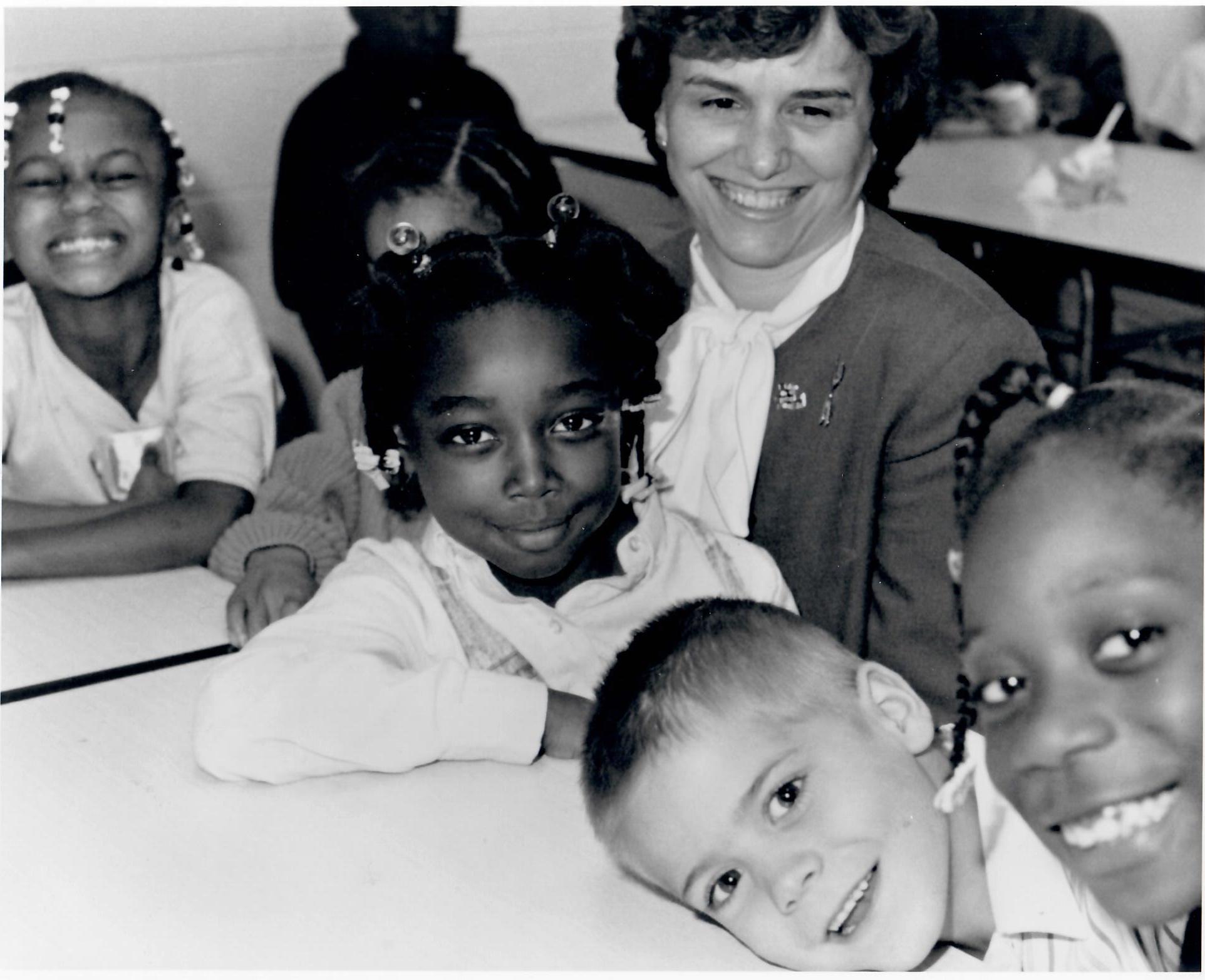  Catherine Bertini with children at a school lunch program in Syracuse, NY (1992) 