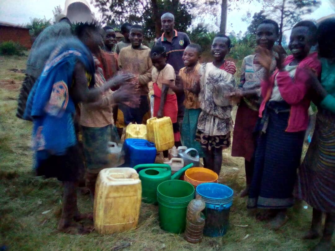 The children are fetching clean water on pipiline.jpg