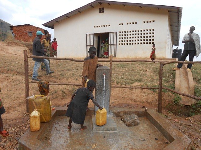 Tap stand in front of the Horezo health center.JPG